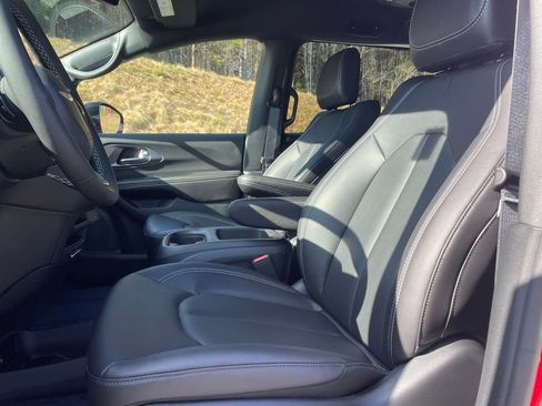 New 2026 Chrysler Pacifica Select image 12