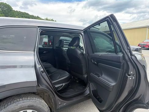 Used 2021 Toyota Highlander XLE AWD/4WD image 43