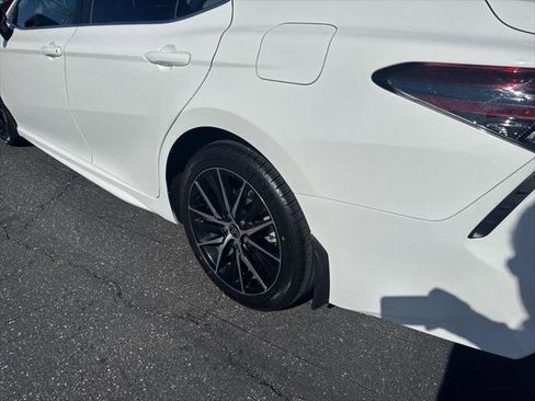Certified 2022 Toyota Camry SE w/ Convenience Package image 9