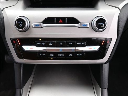 Used 2022 Ford Explorer XLT image 17