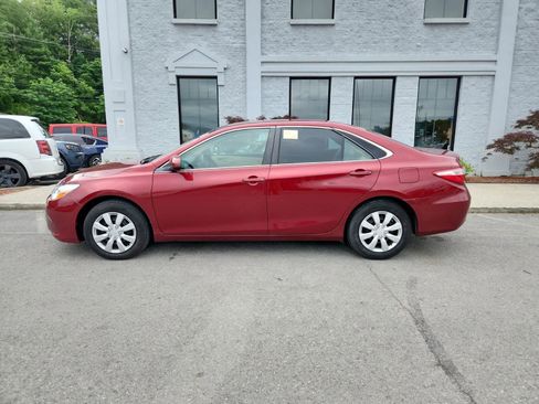 Used 2016 Toyota Camry SE FWD image 2