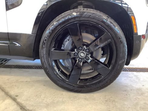 Used 2025 Land Rover Defender 130 X-Dynamic SE AWD/4WD image 33