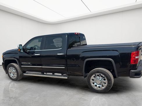 Used 2017 GMC Sierra 2500 Denali w/ Duramax Plus Package AWD/4WD image 7