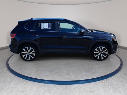 Used 2022 Volkswagen Taos SE FWD image 4