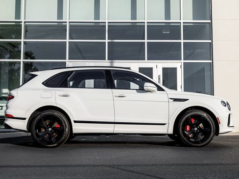 Used 2025 Bentley Bentayga image 5