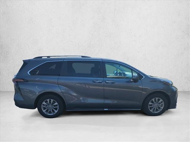 Used 2025 Toyota Sienna XLE FWD image 4