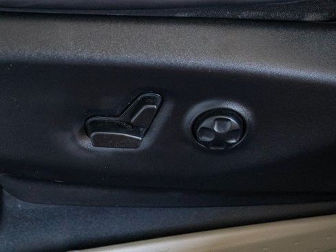 Used 2023 Chrysler Pacifica Touring-L FWD image 10
