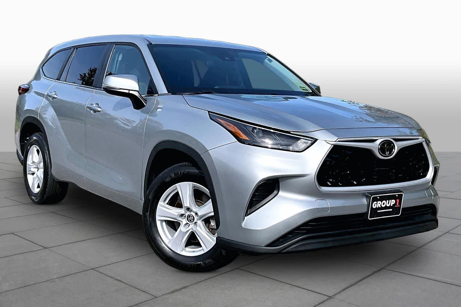 Used 2023 Toyota Highlander L FWD image 3