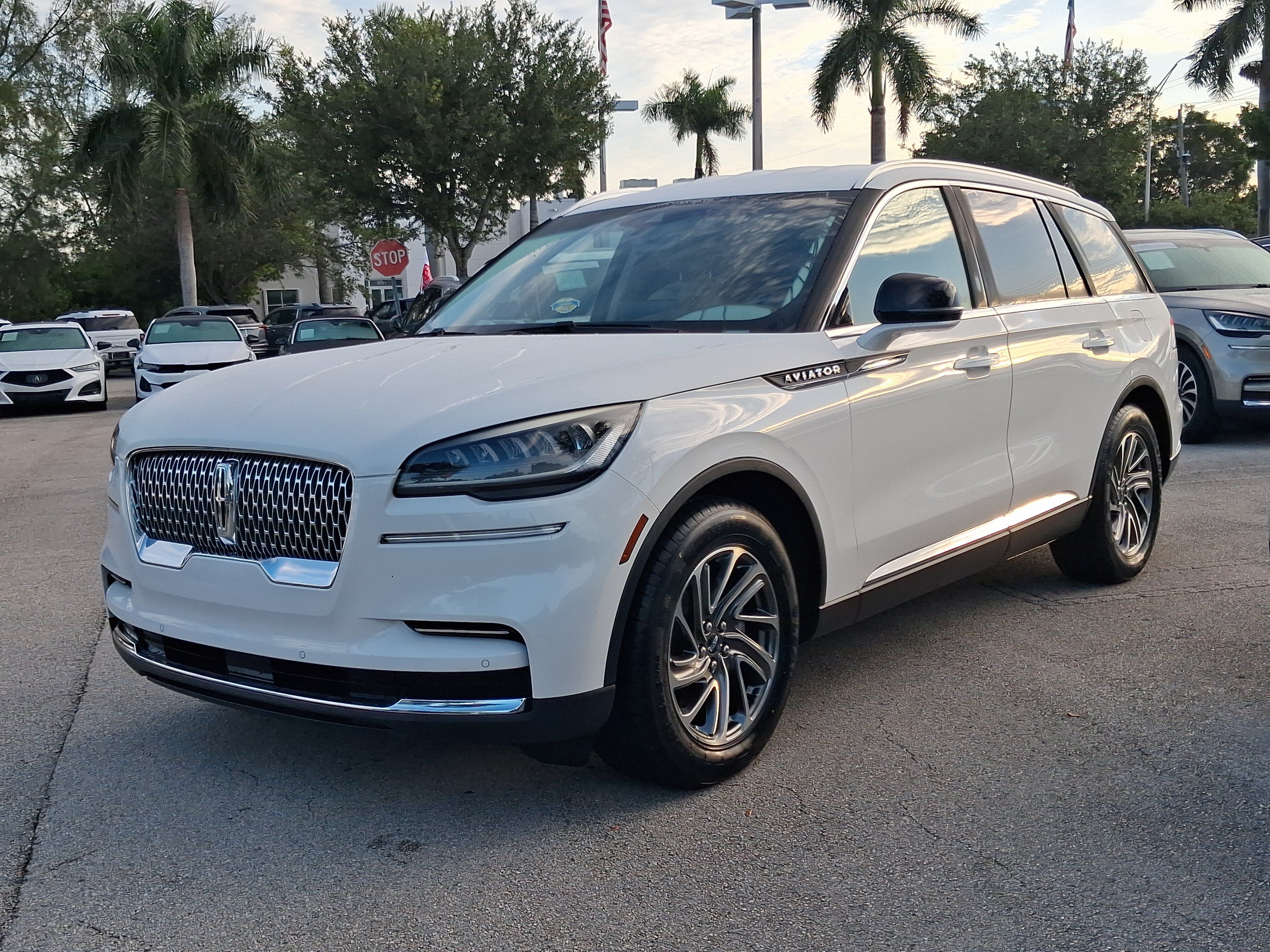 Used 2020 Lincoln Aviator 2WD image 2