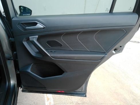 Used 2022 Volkswagen Tiguan SE w/ Panoramic Sunroof Package FWD image 24