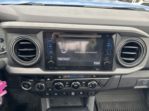 Used 2017 Toyota Tacoma TRD Off-Road w/ Premium & Technology Package AWD/4WD image 19