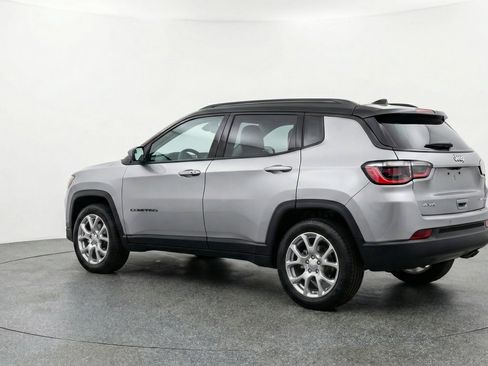 Used 2025 Jeep Compass Limited image 6