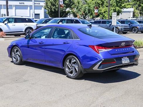 Used 2025 Hyundai Elantra SEL FWD image 2