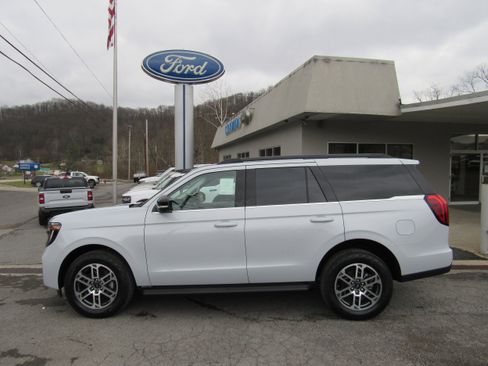 New 2025 Ford Expedition Active image 2