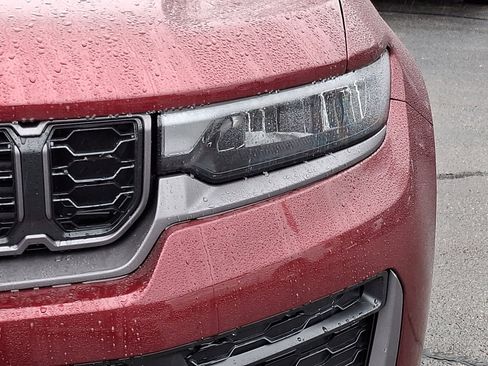 New 2026 Jeep Grand Cherokee Altitude image 9