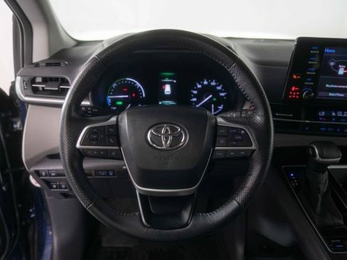 Used 2024 Toyota Sienna XLE FWD image 22
