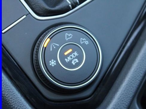 Used 2024 Volkswagen Taos SE image 44