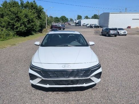 Used 2025 Hyundai Elantra SEL FWD image 7