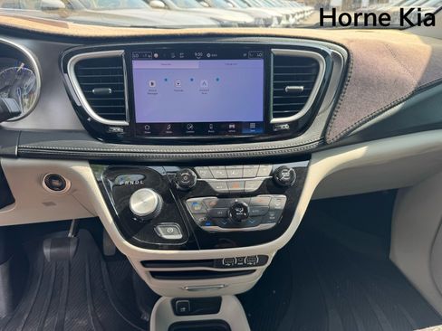 Used 2023 Chrysler Pacifica Touring-L FWD image 21