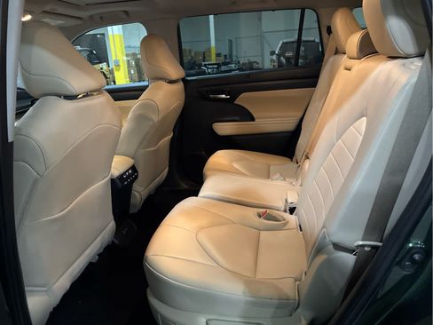 Used 2025 Toyota Highlander XLE AWD/4WD image 8