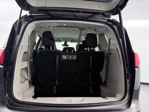 Used 2017 Chrysler Pacifica Touring FWD image 17