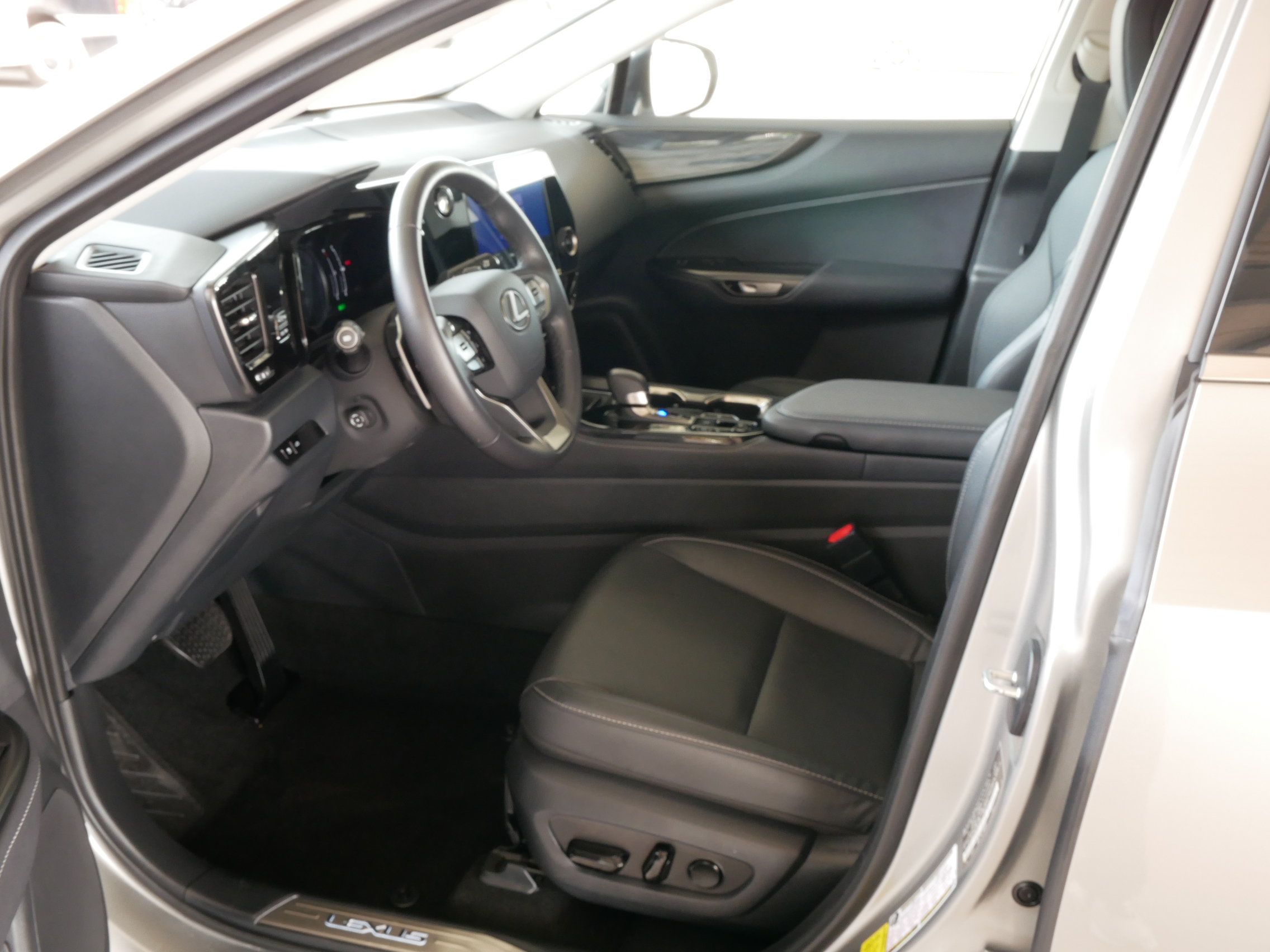 Used 2026 Lexus NX 350h AWD w/ Accessory Package (2T) image 4