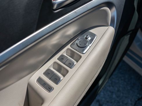 Used 2025 Genesis G70 2.5T image 13