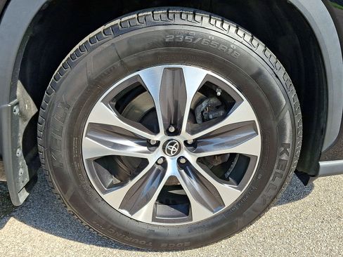 Used 2022 Toyota Highlander XLE AWD/4WD image 27
