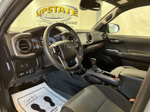 Used 2021 Toyota Tacoma TRD Sport w/ Technology Package AWD/4WD image 18