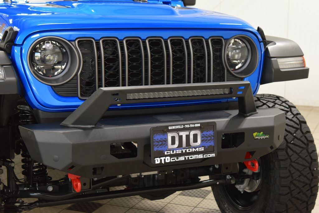Used 2025 Jeep Gladiator Rubicon w/ Safety Group AWD/4WD image 13