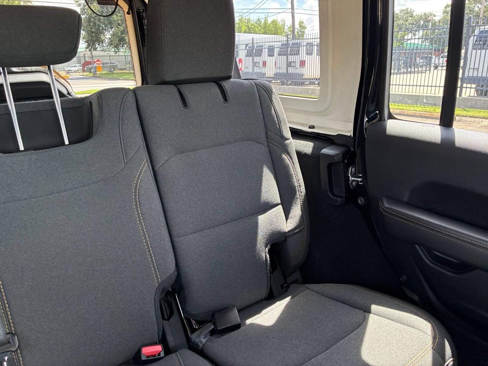Used 2025 Jeep Wrangler Unlimited Sahara AWD/4WD image 35