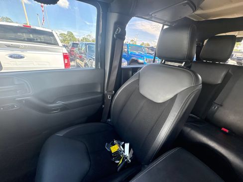 Used 2017 Jeep Wrangler Unlimited Sahara AWD/4WD image 36