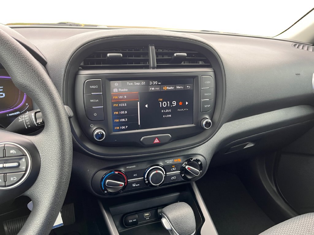 Used 2025 Kia Soul LX w/ LX Technology Package FWD image 13