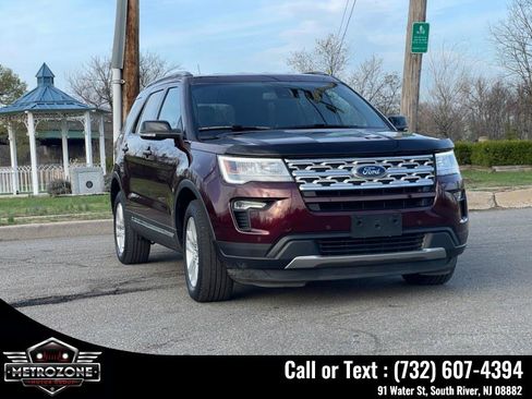 Used 2018 Ford Explorer XLT w/ Equipment Group 202A AWD/4WD image 10