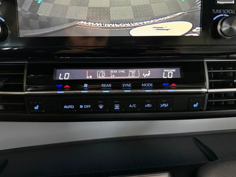 Used 2024 Toyota Sienna XSE AWD/4WD image 27