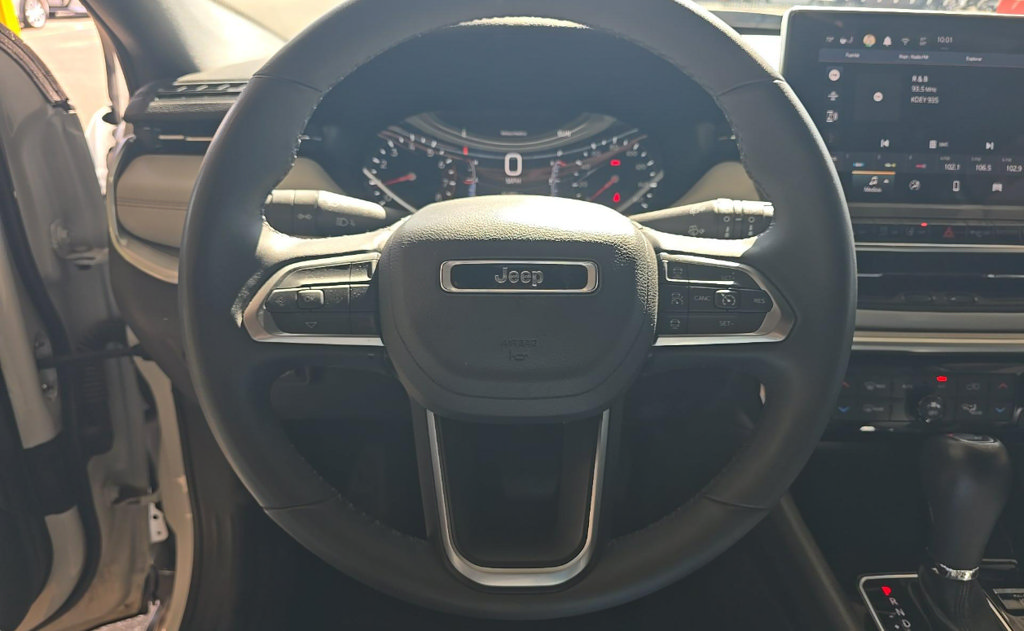 Used 2025 Jeep Compass Limited AWD/4WD image 5