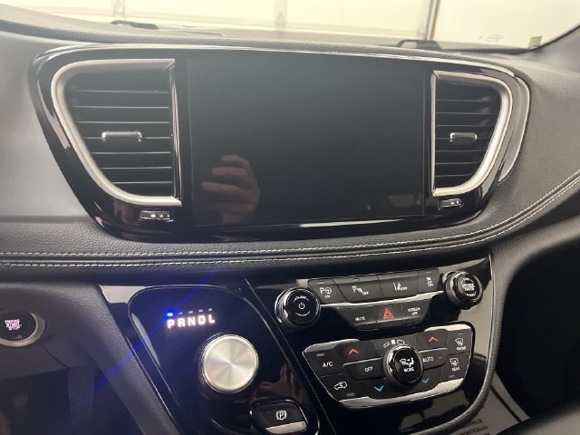 Used 2024 Chrysler Pacifica Limited FWD image 19