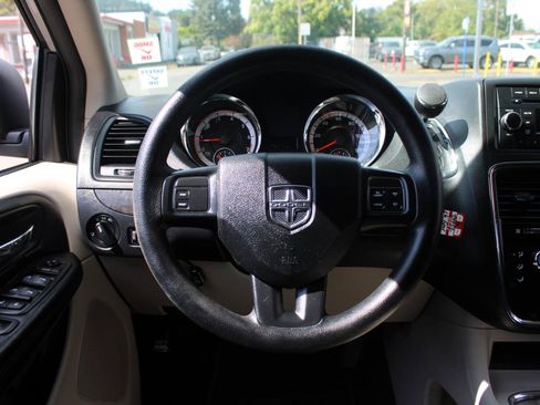 Used 2016 Dodge Grand Caravan SXT FWD image 9