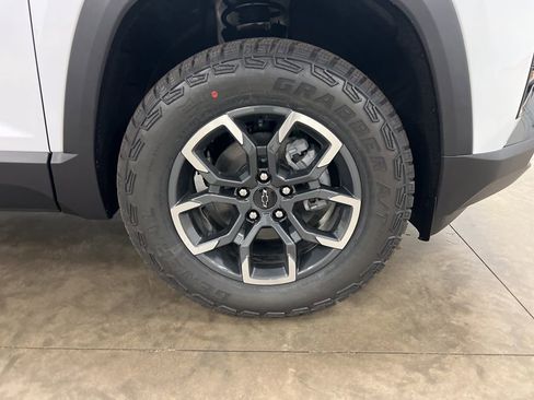 New 2026 Chevrolet Equinox ACTIV w/ Convenience Package III AWD/4WD image 18