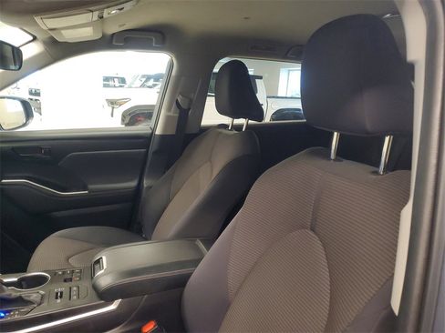 Certified 2023 Toyota Highlander LE image 17