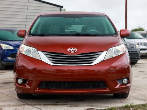Used 2012 Toyota Sienna XLE image 10