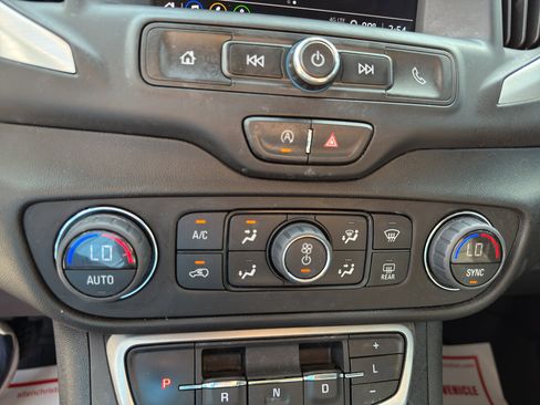 Used 2022 GMC Terrain SLE w/ Driver Convenience Package image 18