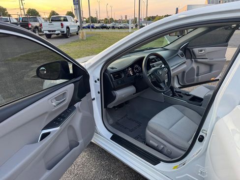 Used 2016 Toyota Camry LE FWD image 10