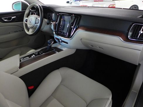 Used 2020 Volvo S60 T5 Momentum image 13