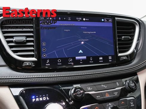 Used 2024 Chrysler Pacifica Limited FWD image 19