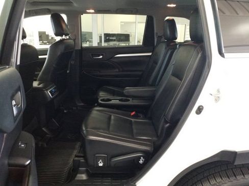 Used 2019 Toyota Highlander XLE FWD image 12