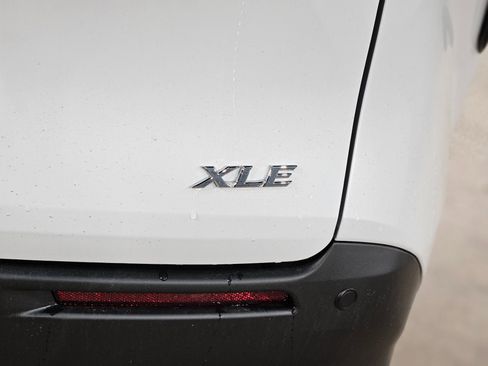 New 2026 Toyota Sienna XLE FWD image 24