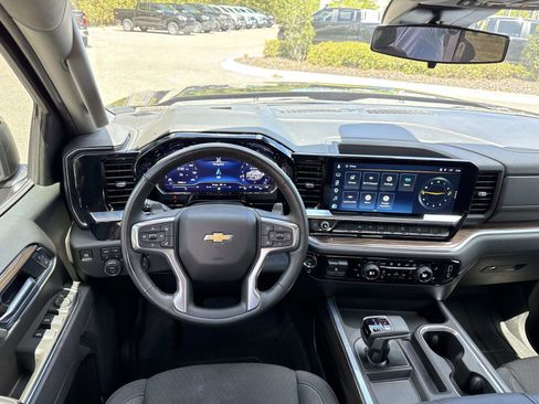 Used 2025 Chevrolet Silverado 1500 LT w/ Z71 Off-Road Package AWD/4WD image 13