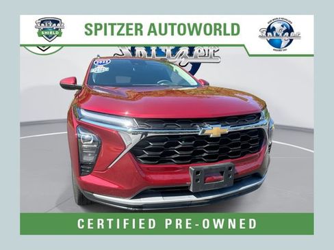 Used 2025 Chevrolet Trax LT FWD image 1