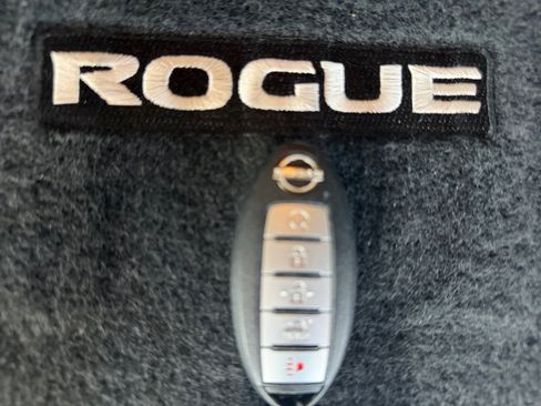Used 2022 Nissan Rogue SV w/ SV Premium Package FWD image 32